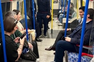 开云体育app下载-法媒：曼城球迷地铁偶遇纳赛尔，嘱咐他在酋长球场“干翻”阿森纳