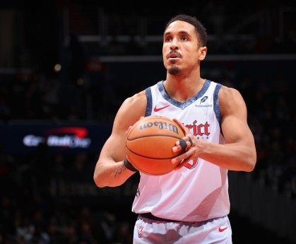 布罗格登斩获最佳新秀+最佳第六人 和迈克-米勒为历史唯二球员