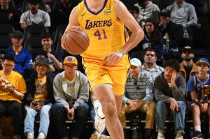 夏联神将！斯威德轰下湖人前14分中的12分 5投5中出手就有